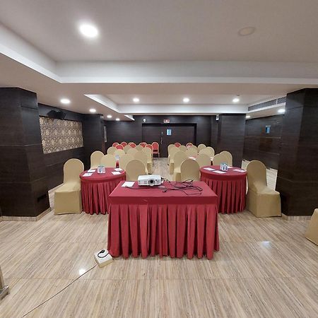 Central Beacon Hotel Сурат Екстериор снимка