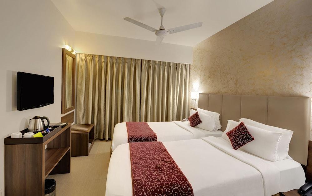 Central Beacon Hotel Сурат Екстериор снимка