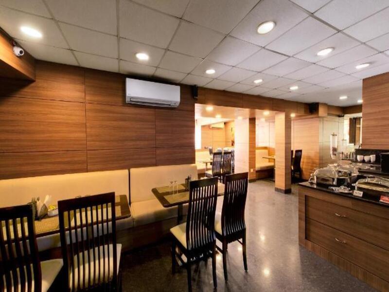 Central Beacon Hotel Сурат Екстериор снимка