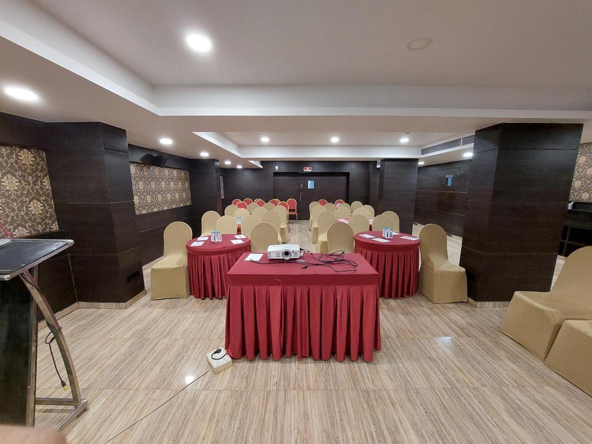 Central Beacon Hotel Сурат Екстериор снимка