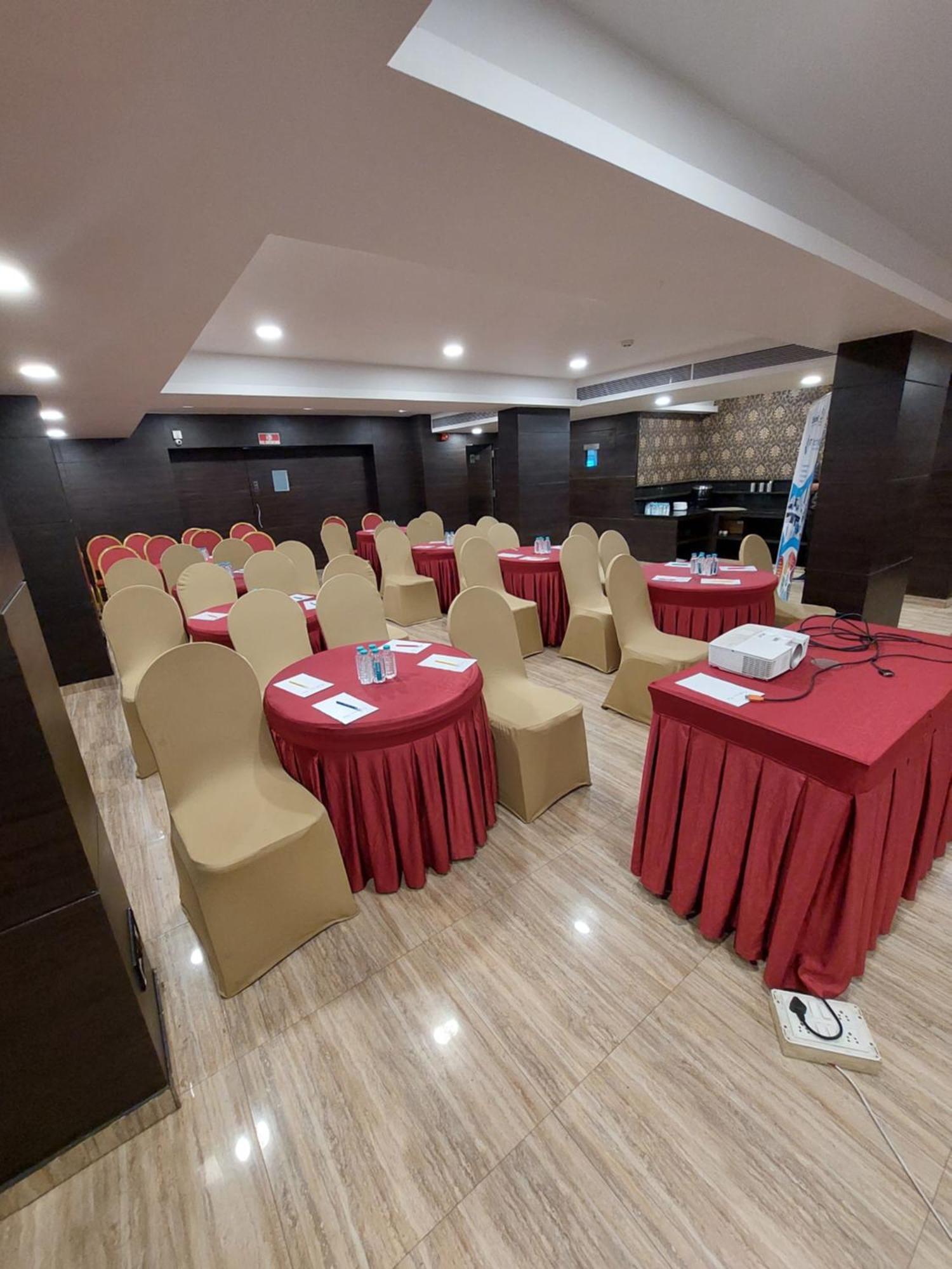 Central Beacon Hotel Сурат Екстериор снимка