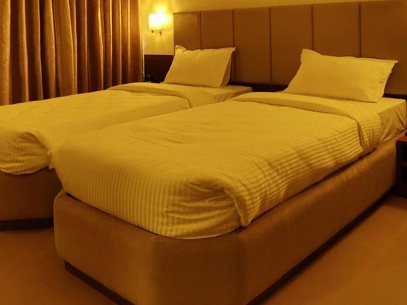 Central Beacon Hotel Сурат Екстериор снимка