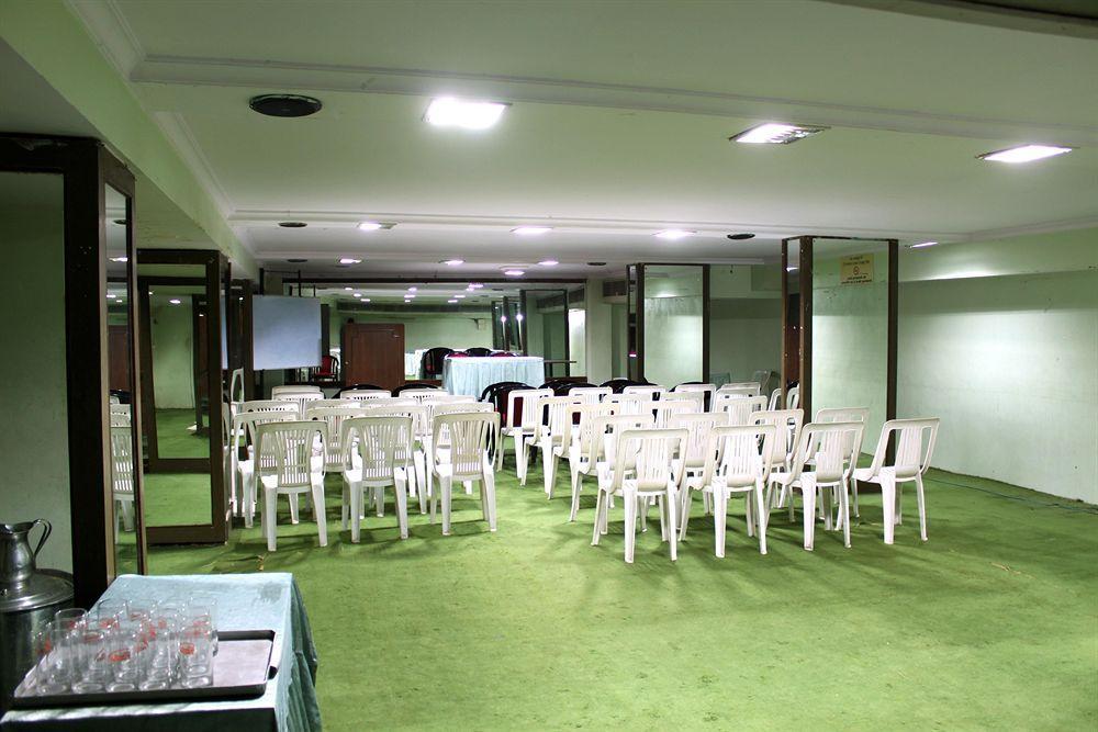 Central Beacon Hotel Сурат Екстериор снимка
