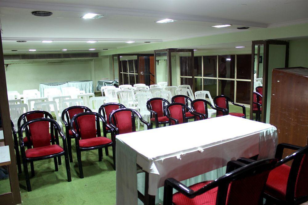 Central Beacon Hotel Сурат Екстериор снимка