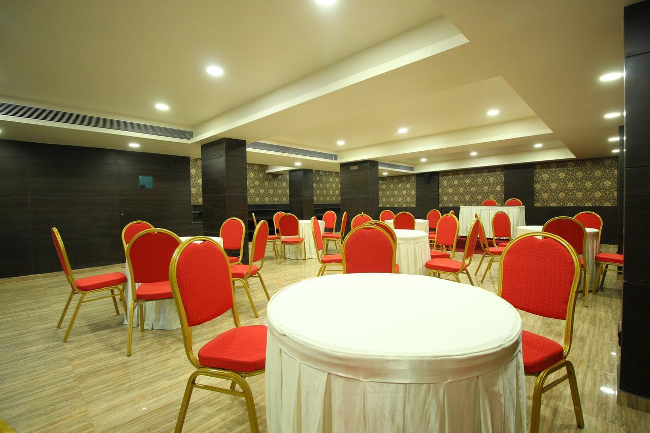 Central Beacon Hotel Сурат Екстериор снимка
