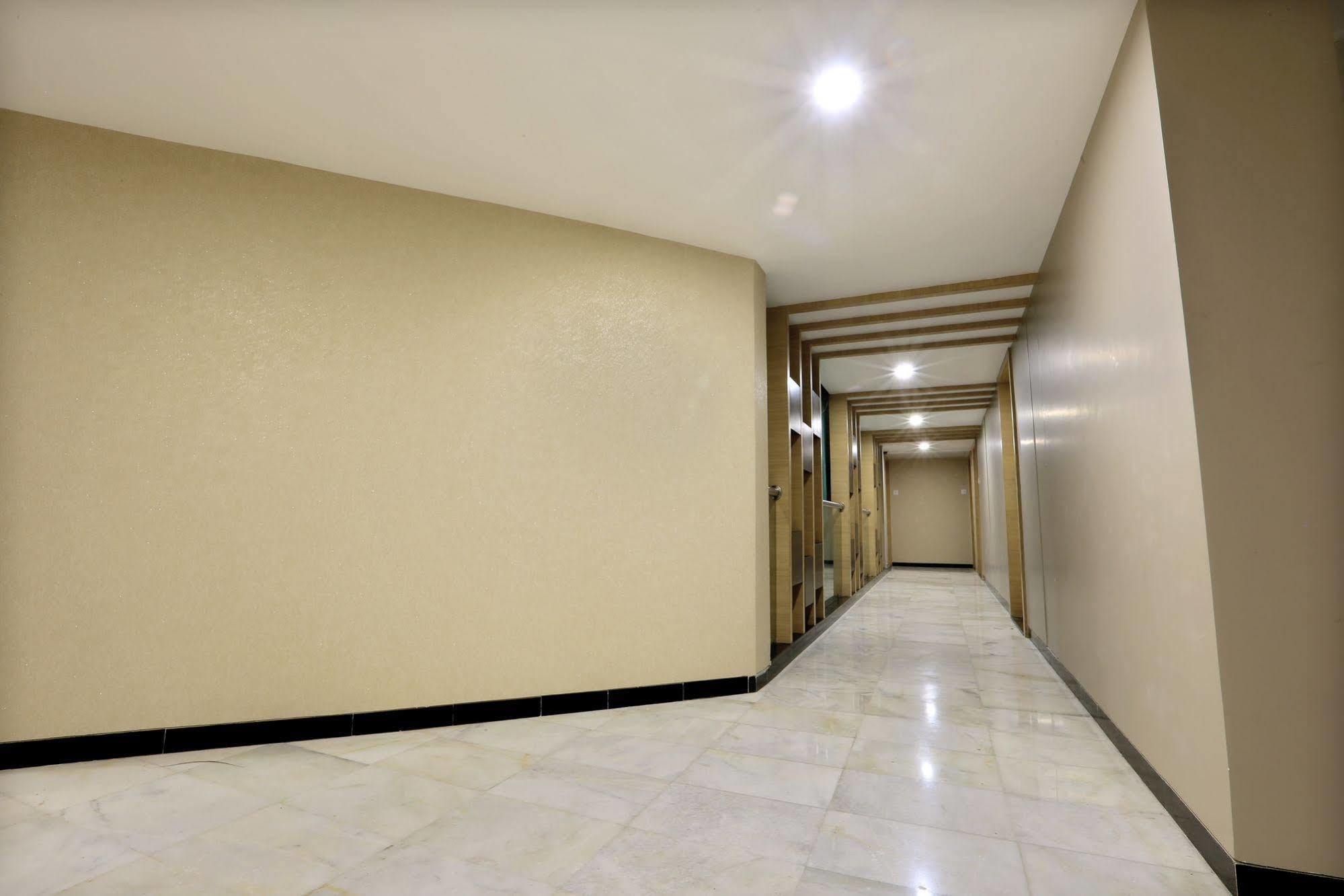 Central Beacon Hotel Сурат Екстериор снимка