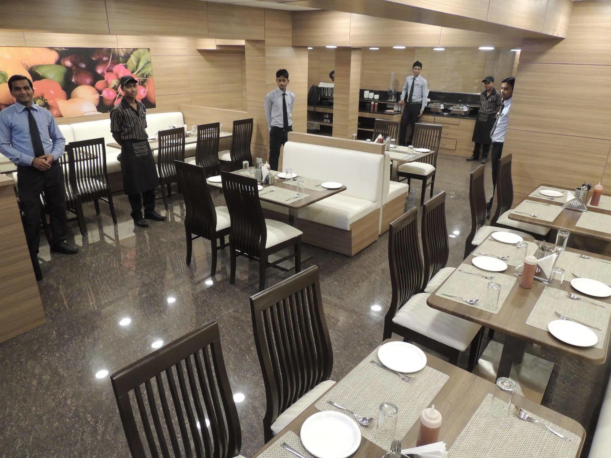 Central Beacon Hotel Сурат Екстериор снимка