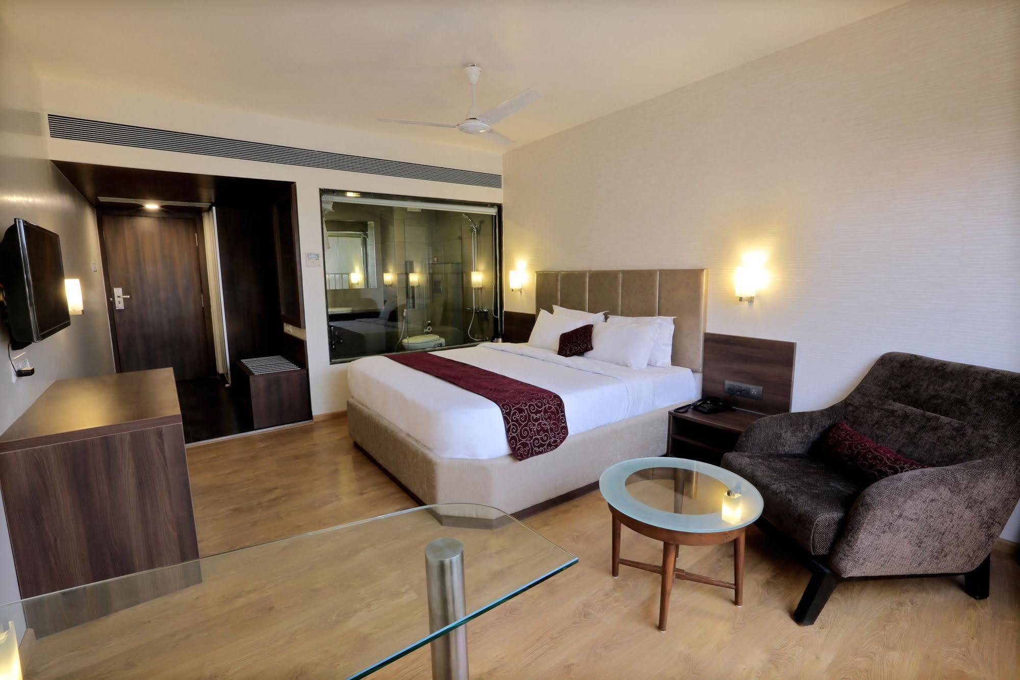Central Beacon Hotel Сурат Екстериор снимка