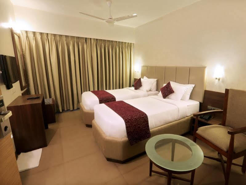 Central Beacon Hotel Сурат Екстериор снимка