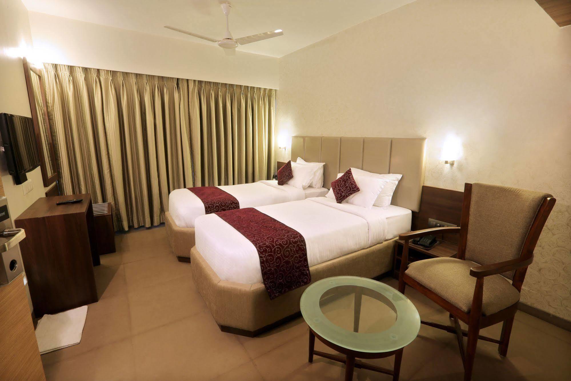 Central Beacon Hotel Сурат Екстериор снимка