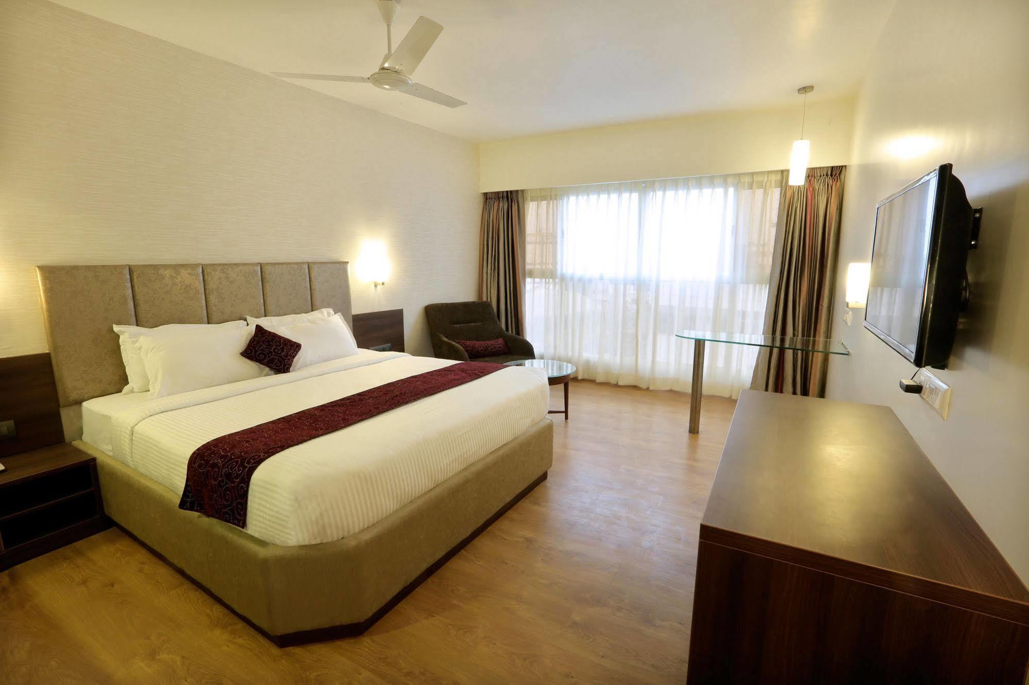 Central Beacon Hotel Сурат Екстериор снимка