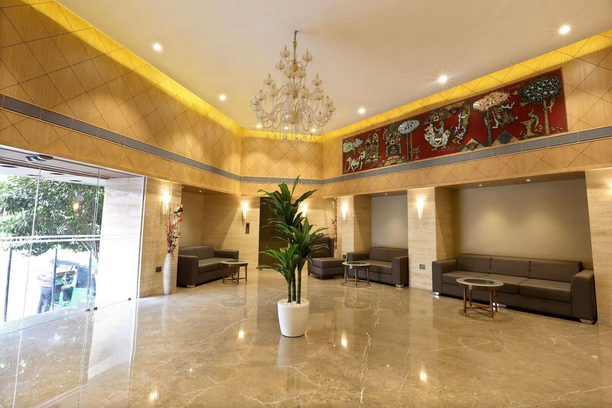Central Beacon Hotel Сурат Екстериор снимка