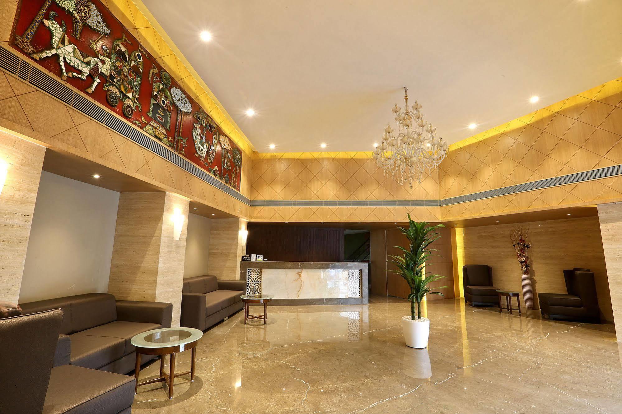 Central Beacon Hotel Сурат Екстериор снимка