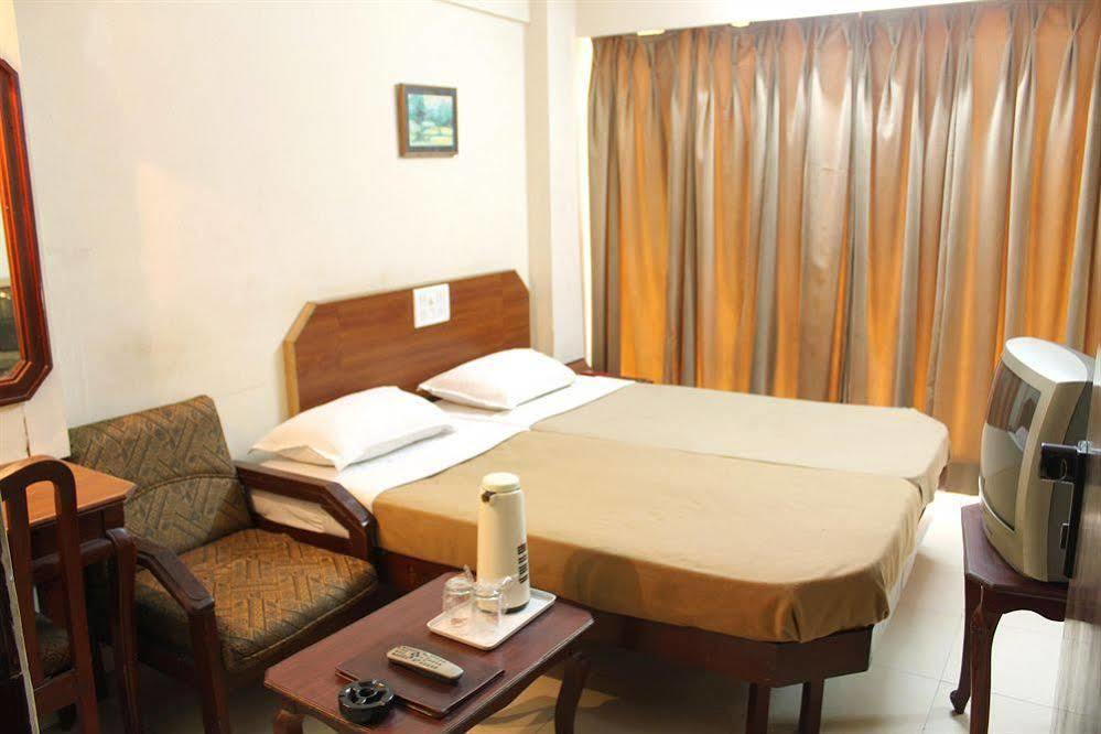 Central Beacon Hotel Сурат Екстериор снимка