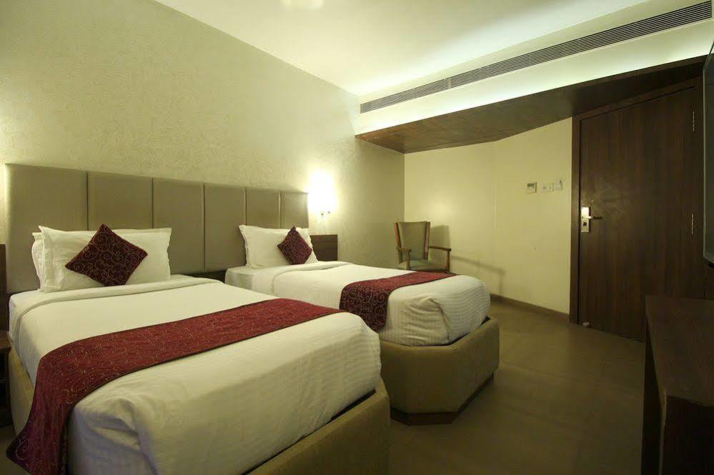 Central Beacon Hotel Сурат Екстериор снимка