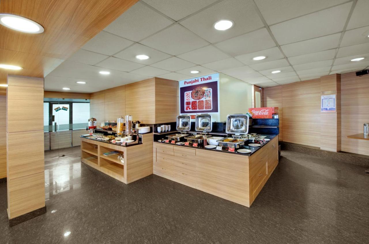 Central Beacon Hotel Сурат Екстериор снимка