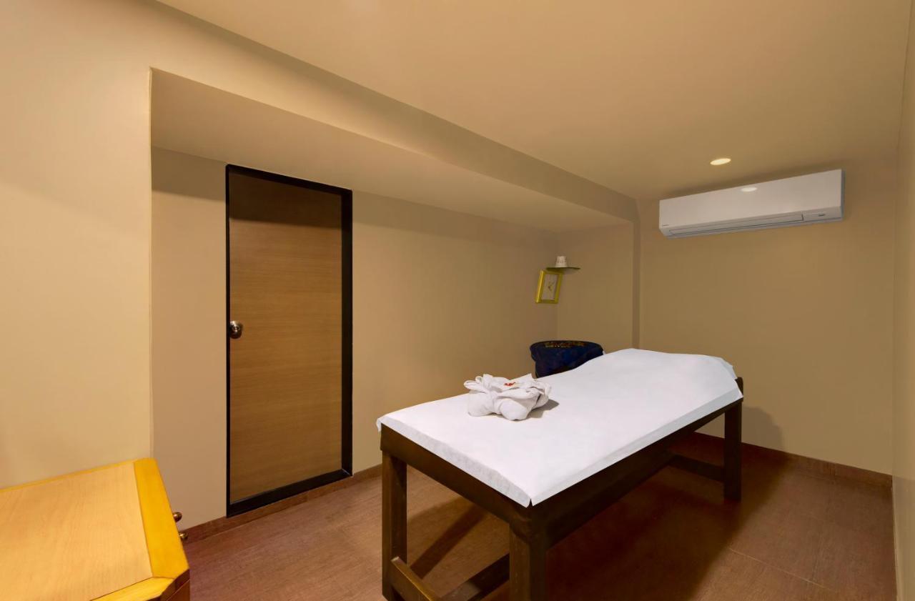 Central Beacon Hotel Сурат Екстериор снимка