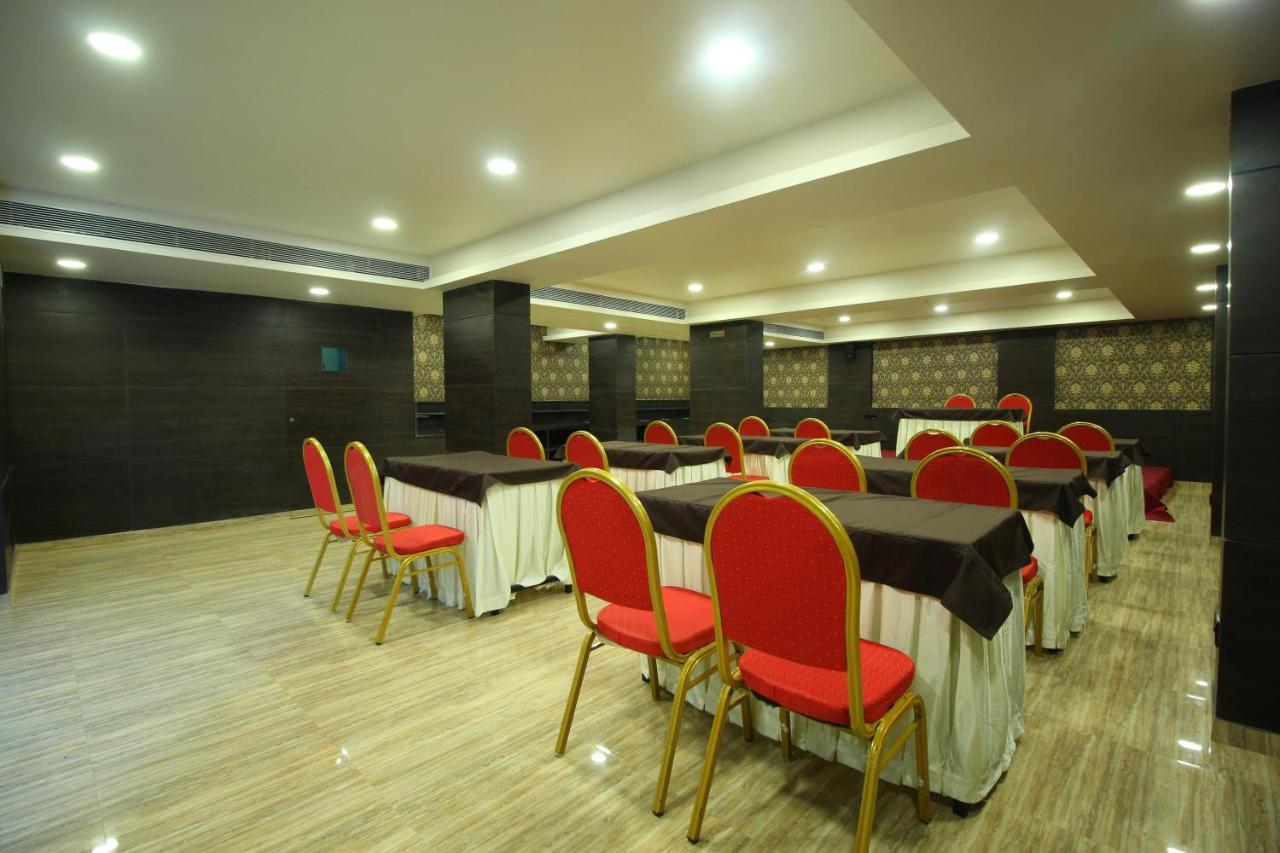 Central Beacon Hotel Сурат Екстериор снимка