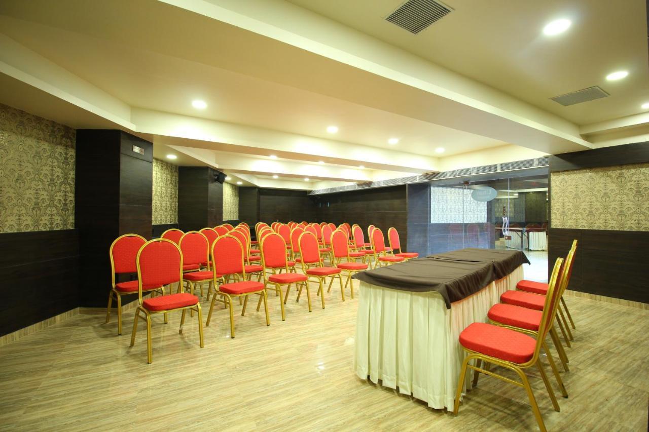 Central Beacon Hotel Сурат Екстериор снимка